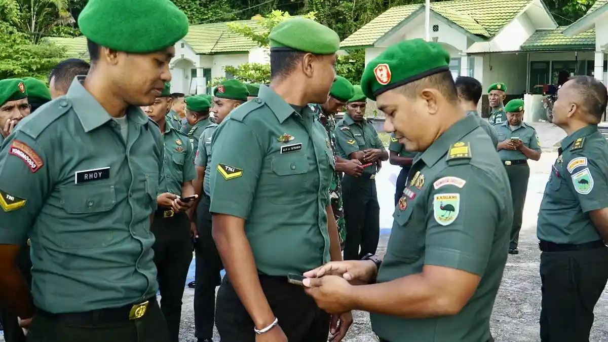 Perangi Judi Online, Kasi Intel Periksa HP Seluruh Prajurit Korem 182/JO Fakfak Papua Barat