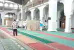 tim-satgas-covid-19-bener-meriah-melakukan-penyemprotan-disinfektan-di-masjid.jpg