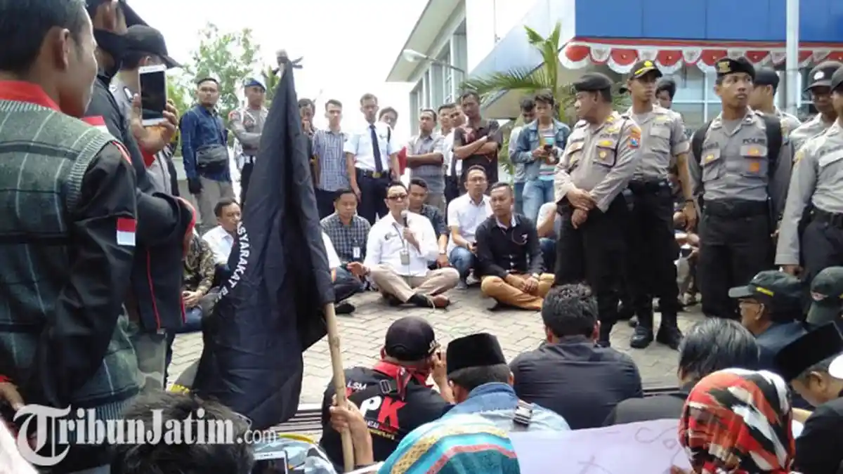 Kantor BRI Cabang Sampang Digeruduk Massa, Tuntut Segera Cairkan Dana PKH yang Mengendap 3 Tahun