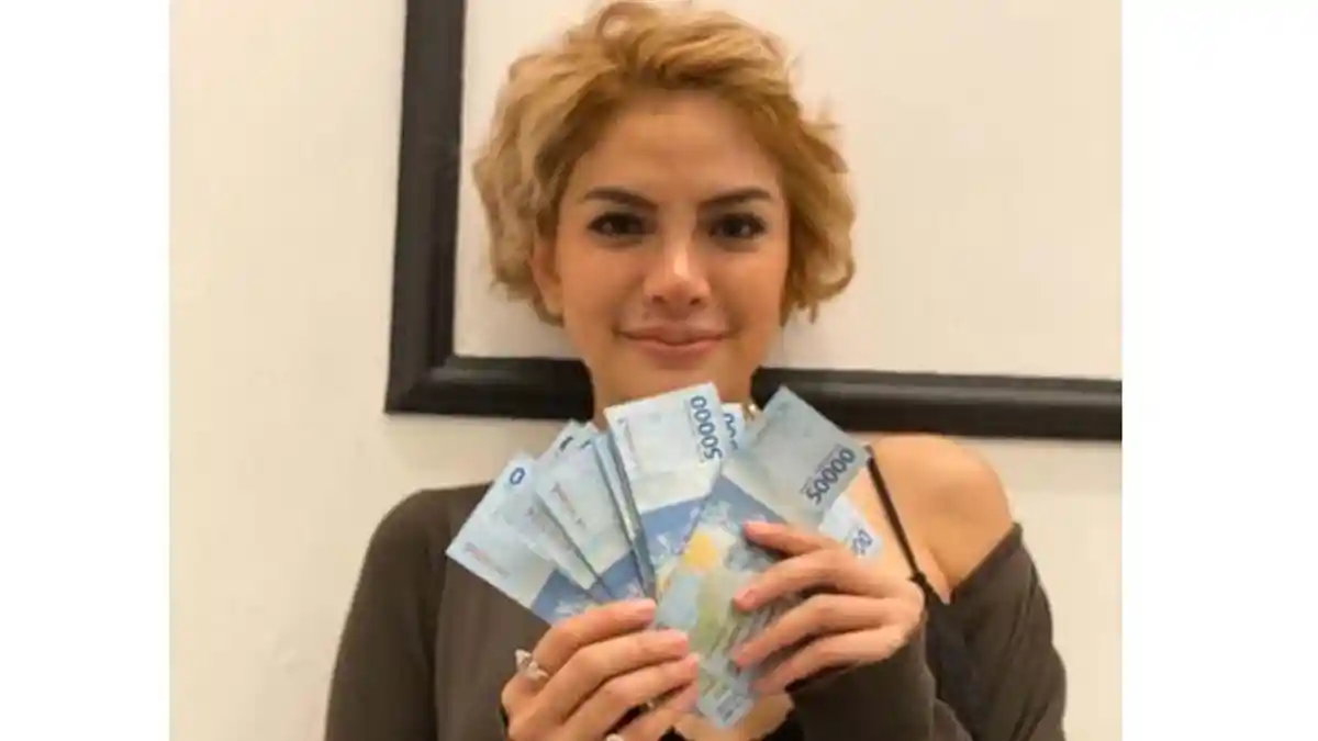 Rayakan Anaknya Ultah, Artis Nikita Mirzani bagi-bagi Uang