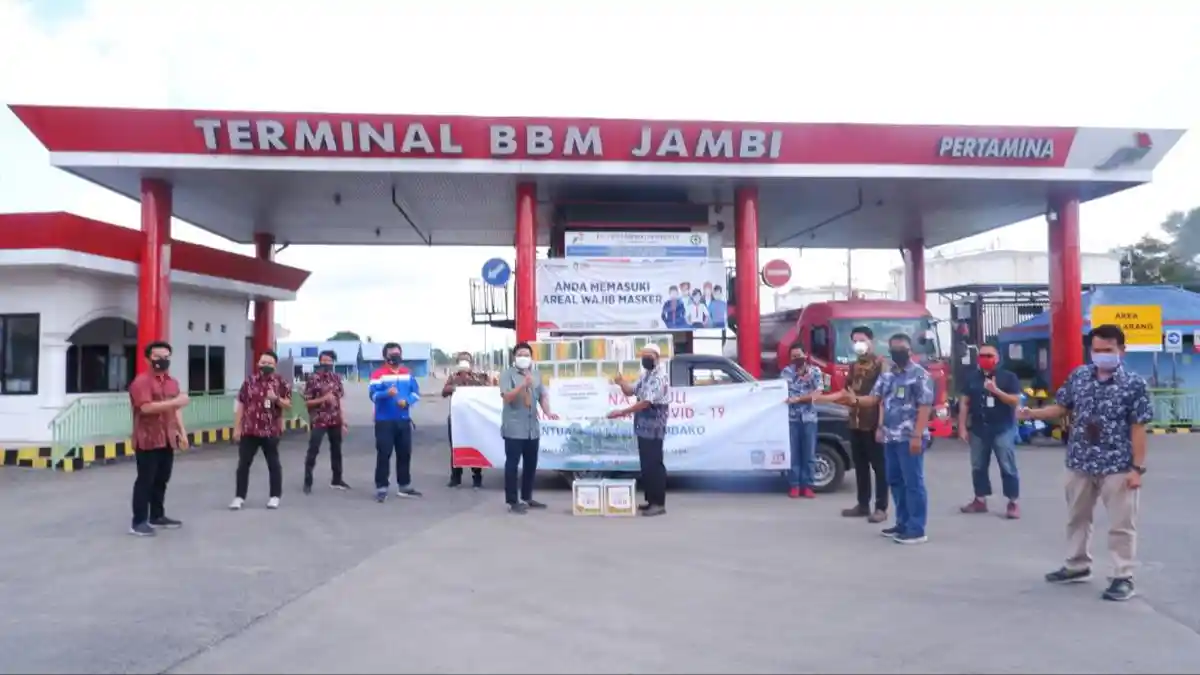 Pertamina Bagikan 200 Paket Sembako, Bantu Warga Ring I FT Jambi Terdampak Covid-19