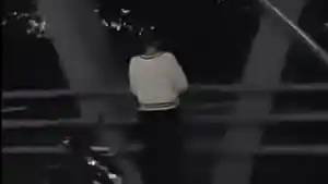 Tangkapan-layar-seorang-perempuan-muda-hendak-melompat-dari-Jembatan-Suhat-Kota-Malang.jpg