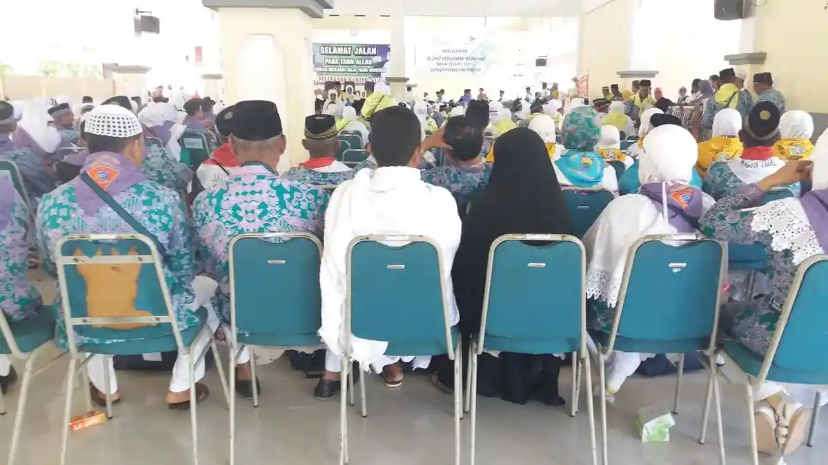 Tampil Beda, JCH Maluku Sudah Berpakaian Ihram Sejak dari Pemberangkatan ke Tanah Suci