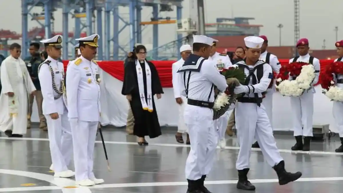 TNI AL Upacara Tabur Bunga di KRI Banda Aceh 593 Kenang Pertempuran Laut Arafuru