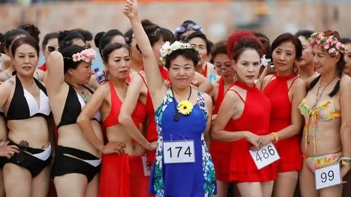 Wow, 400 Nenek Tampil Seksi, Kenakan Bikini  dan Berpose di Pantai