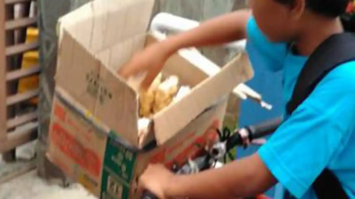 Demi Menyambung Hidup Keluarganya, Bocah Kelas 2 SD Ini Berjualan Makaroni Keliling