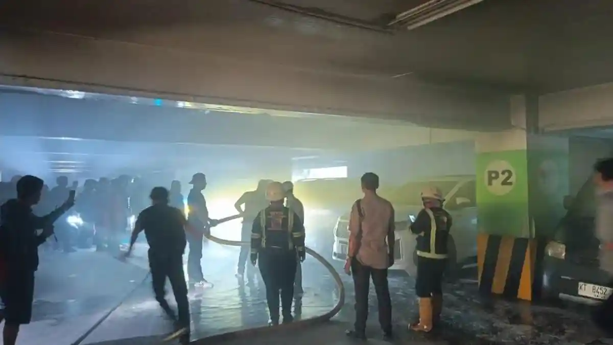 Dugaan Penyebab Mobil Terbakar di Area Parkir Sebuah Mall di Samarinda