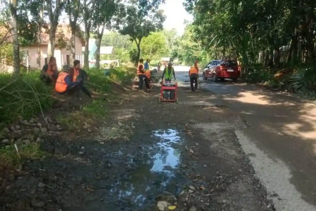 Persiapan Mudik Lebaran, Dinas BMBK Lampung Perbaiki Jalan Penghubung Exit Tol Menggala