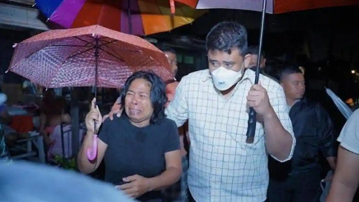 'Pak Bobby, Tolong Kami Pak', Tangis Ibu di Rangkulan Bobby Nasution ...