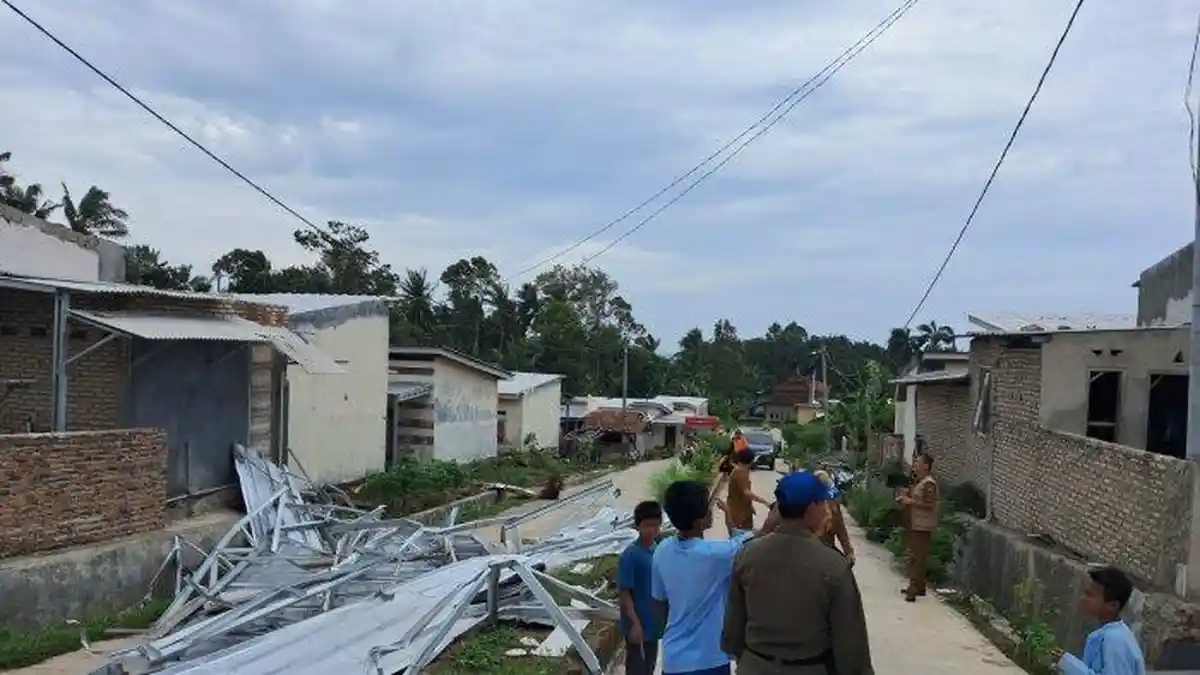 45 Rumah Warga di Lampung Selatan Rusak Diterjang Angin Puting Beliung, Waspada Bencana Susulan