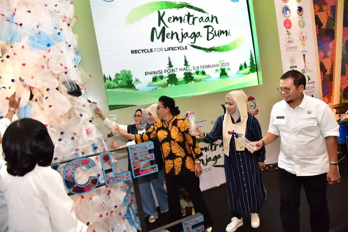 PKK Sulsel di Bawah Kendali Lies F Nurdin Bermitra dengan Berbagai Pihak Demi Kurangi Sampah Plastik - ketua-tim-penggerak-pkk-provinsi-sulawesi-selatan-lies-f-nurdin-5-542020.jpg