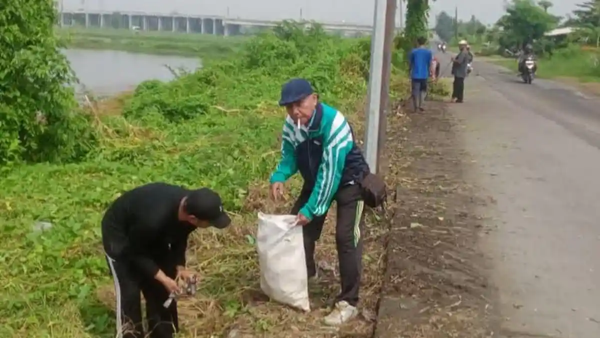 Prihatin Kawasan Waduk Bunder, Kumuh PPMWB Gresik Kerja Bakti Bersihkan Sampah dan Rumput Liar