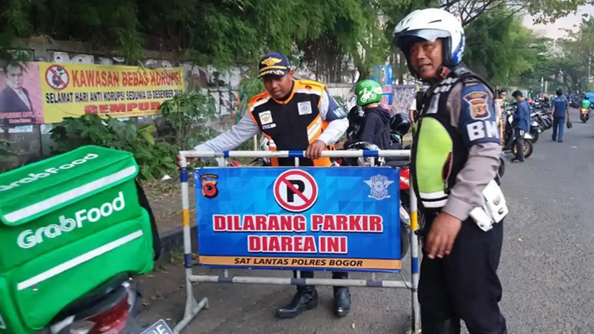 Parkir Sembarangan di Sepanjang Jalan Tegar Beriman Cibinong Bakal Ditilang