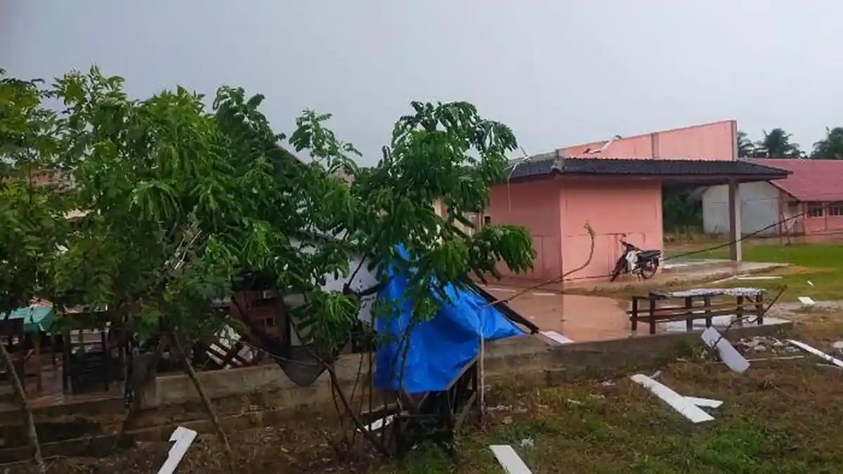 Diterjang Angin Kencang, Simpang Rangkaya Aceh Utara Porak Poranda