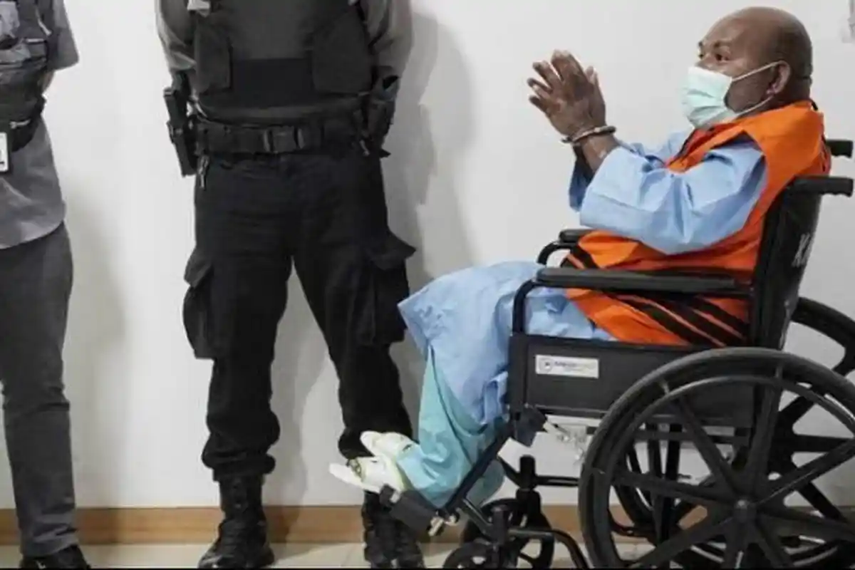 Gubernur Papua Nonaktif Lukas Enekbe Ngotot Ingin Dirujuk ke RS Singapura, Tolak Obat dari KPK