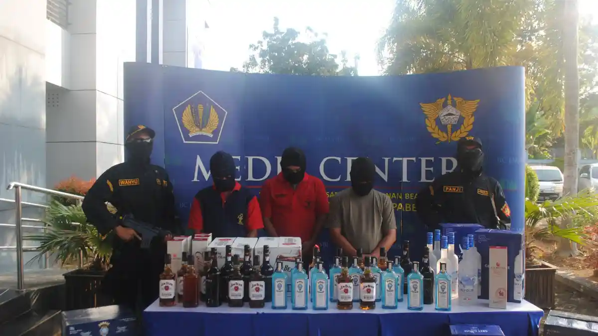 Bea Cukai Dan TNI Amankan Ribuan Botol Miras Ilegal Di Jambi