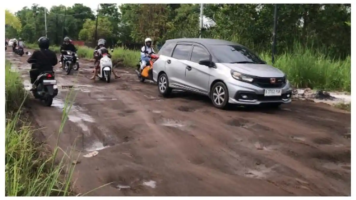 Jalur Alternatif Jembatan Tingang Berlubang dan Becek, Warga Sulit Melintas - Kondisi-Jalan-Tingang-1-27-Oktober-2025.jpg
