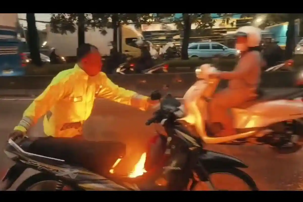 Motor Terbakar di Tengah Banjir Cengkareng, Polisi Selamatkan Warga dari Bahaya