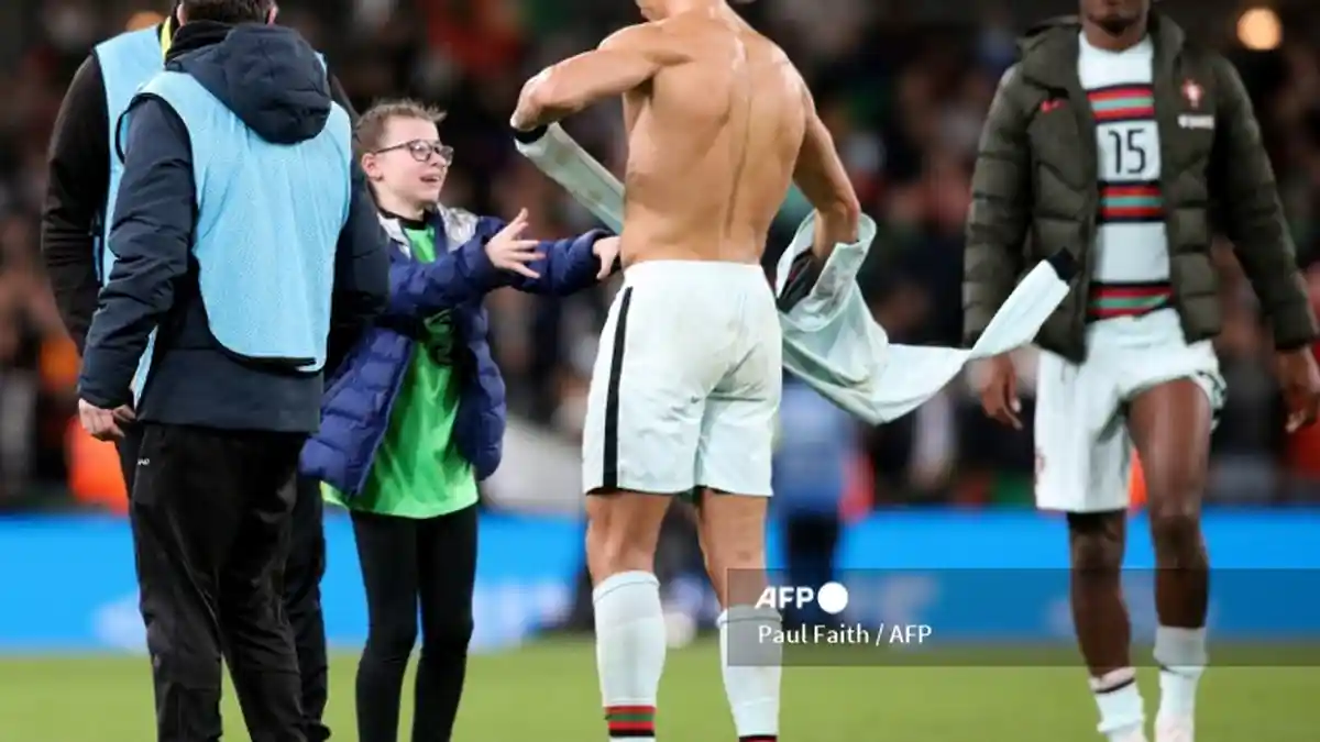 Aksi Nekat Addison Whelan : Masuk ke Lapangan, Teriak Minta Jersey Cristiano Ronaldo, Berujung Denda