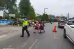 Satlantas-Polres-Toba-tampak-menyeberangkan-anak-sekolah.jpg