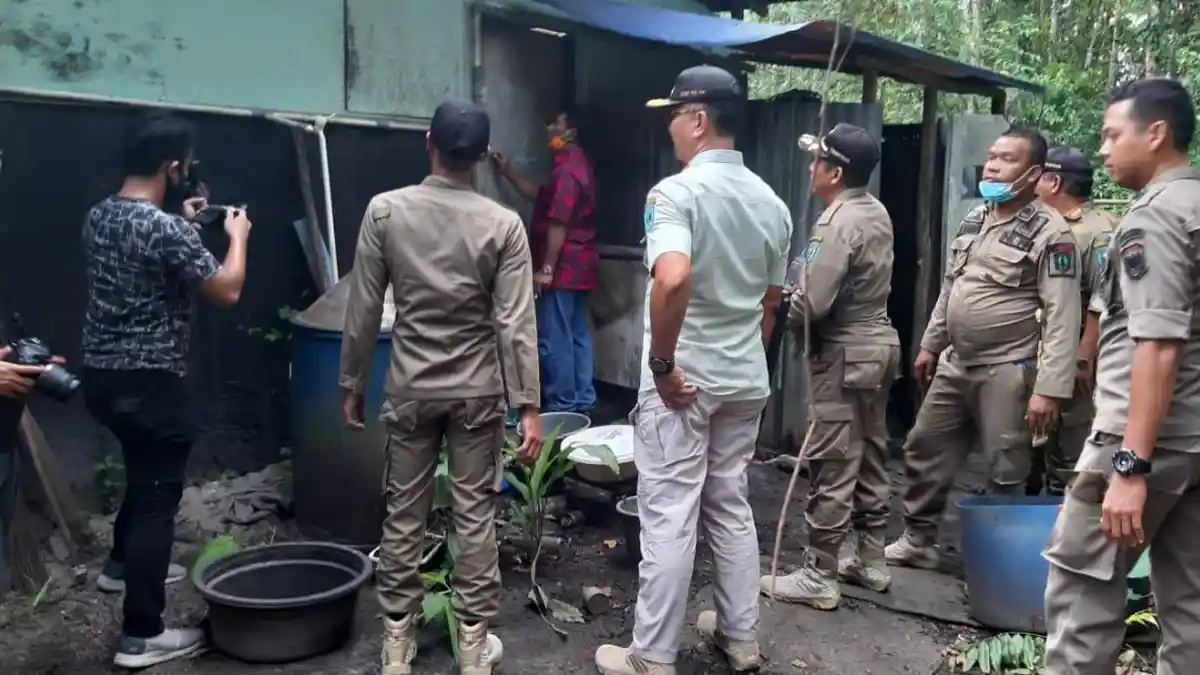 BREAKING NEWS: Bupati Belitung dan Satpol PP Gerebek Rumah Pembuatan Arak di Dekat Kandang Kuda