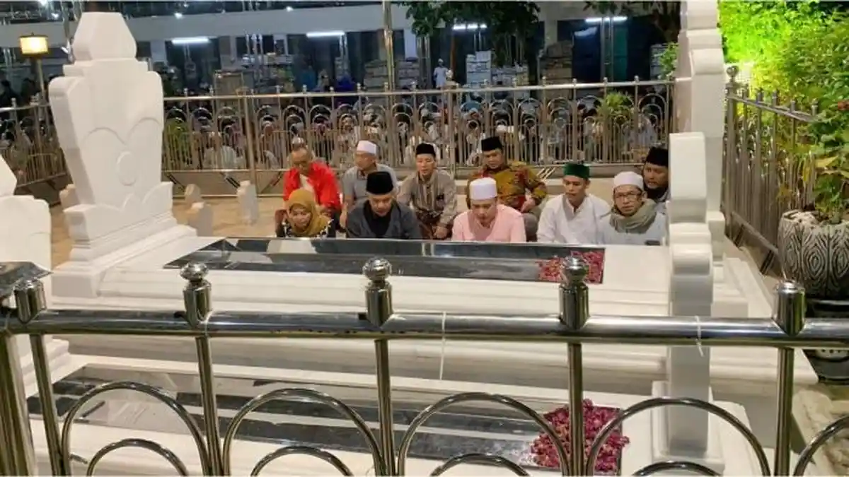 Tradisi Nyadran Jelang Ramadhan, Ganjar Sambangi Makam Sunan Ampel, Diingatkan Soal "Moh Limo"