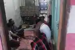 KORBAN-Lurah-Pasir-Jaya-Rizki-Dwi-Nugraha-saat-bertakziah.jpg