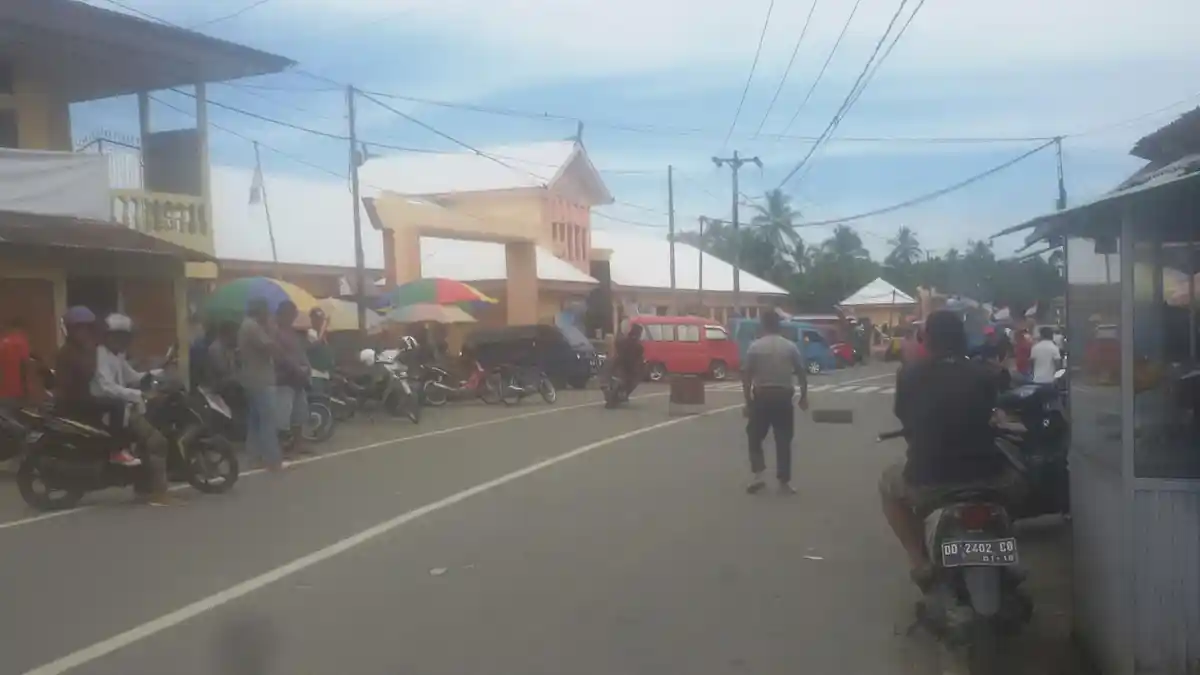 Pedagang Pasar Tanete Blokir Jalan Poros Bulukumba-Sinjai