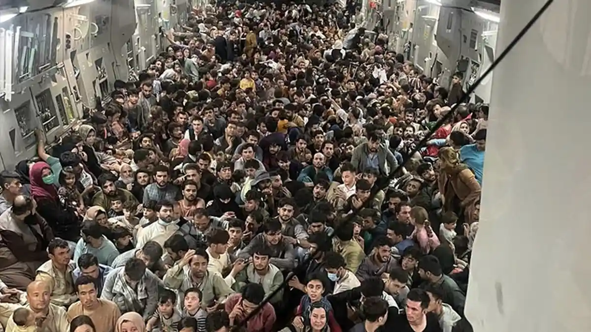Kondisi Evakuasi Warga Afghanistan Saat Diangkut Pesawat Amerika