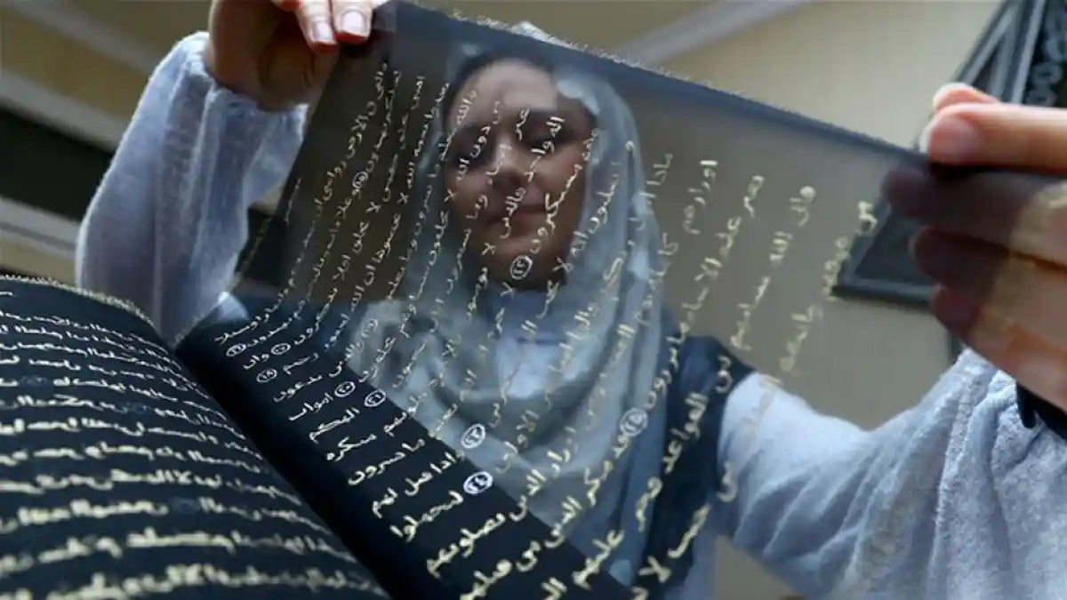 Seniman Ini 3 Tahun Menulis Ulang Al-Quran Dengan Tinta Emas pada Lembar Sutra