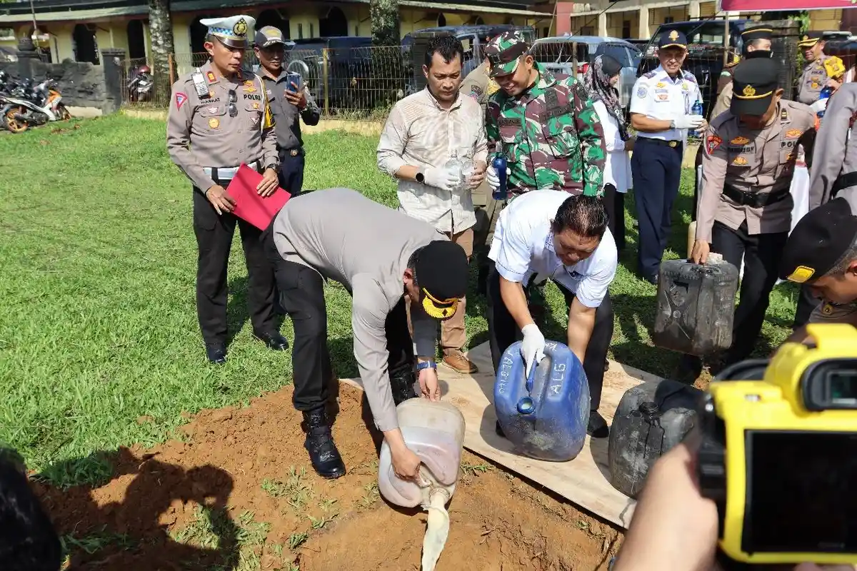 Hasil Seminggu Operasi Pekat, Polres Tanjab Timur Musnahkan Ratusan Botol Miras dan Tuak