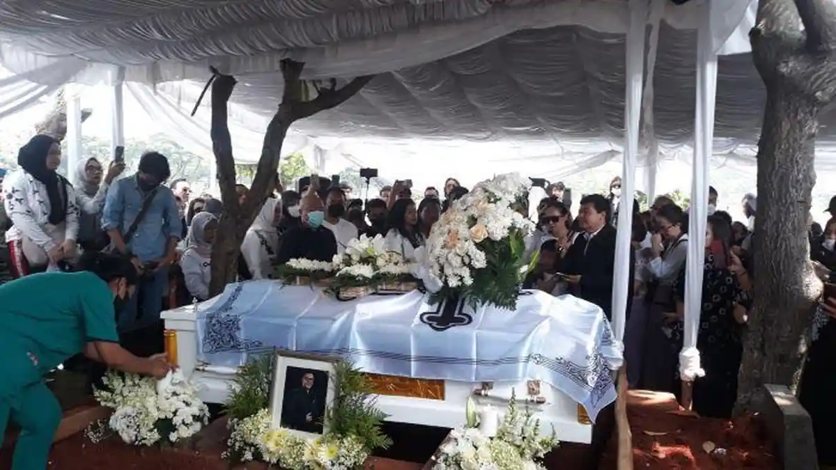 Prosesi Pemakaman, Keluarga dan Sahabat Antarkan Carlo Saba ke Peristirahatan Terakhir
