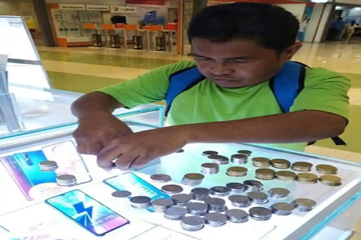 Viral, Demi Belikan Anak Handphone Baru, Bapak ini Rela Pakai Tabungannya yang Berupa Uang Recehan