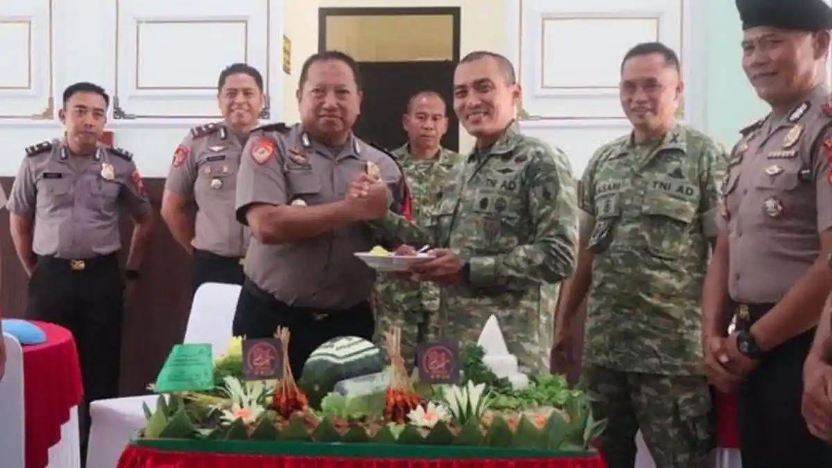 Nonton Siaran Perayaan HUT ke-81 TNI, Dandim 0829 Bangkalan Dikejutkan Polisi Bawa Tumpeng