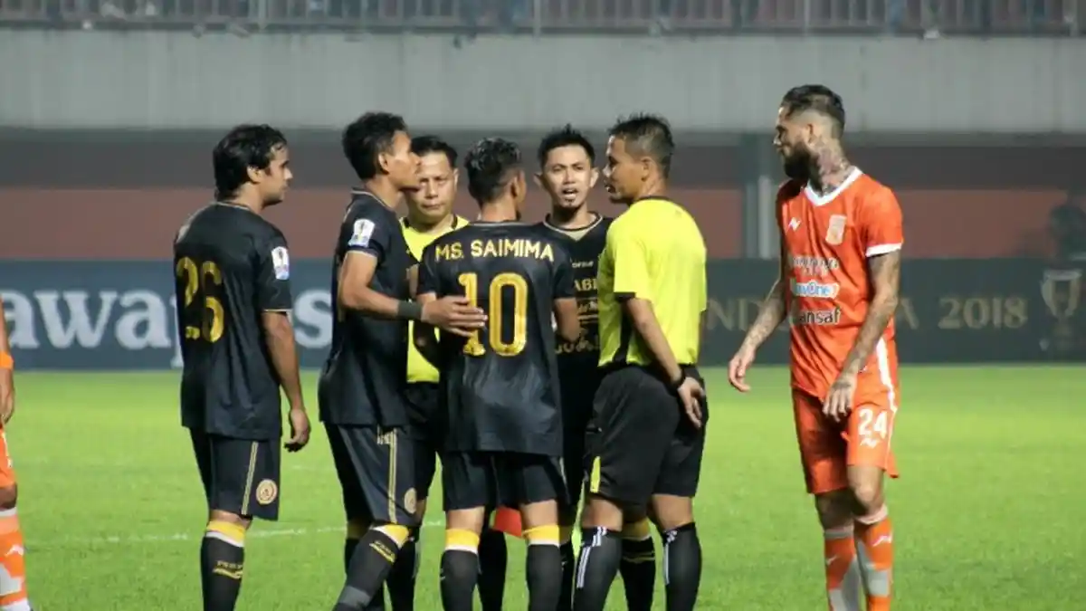 Laga PSS Sleman vs Borneo FC, Diwarnai Insiden Wasit Salah Cabut Kartu