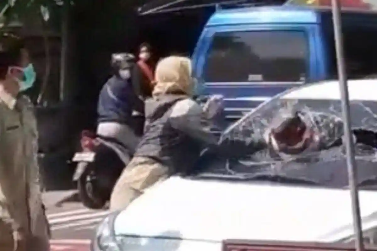 Viral ASN Pecahkan Kaca Mobil Pakai Helm, Kendaraan Itu Milik Pelaku yang Biasa Dipakai Suaminya