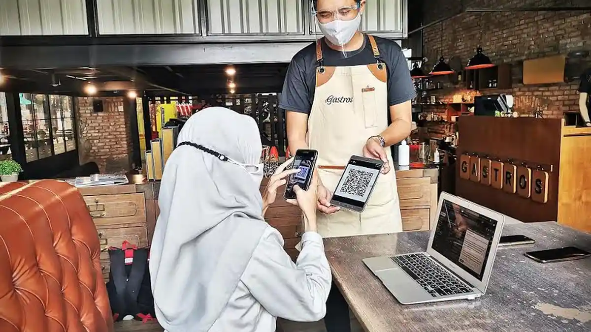 FOTO: Antisipasi Penyebaran Covid-19, Kini Gunakan Teknologi QR Code Ganti Buku Menu