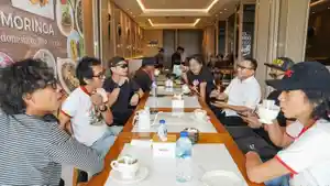 Ansy-Lema-makan-siang-bersama-SLANK.jpg
