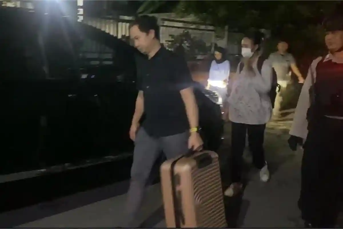 KPK Sita Buku Rekening dan Bukti Transfer dari Rumah Keponakan Bupati Ponorogo Nonaktif Sugiri