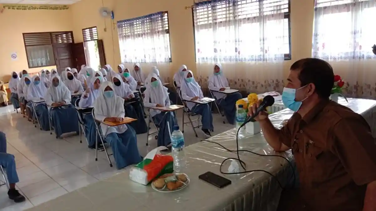 Siswa SMAN 1 Seunagan Dibekali Internet Sehat Selama Covid-19, Ini Pesan Kadiskominfotik Nagan Raya