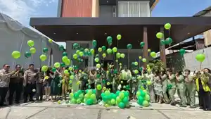 GRAND-OPENING-Para-tamu-undangan-dan-tim-Calla-Clinic-melepas-balon-udara.jpg