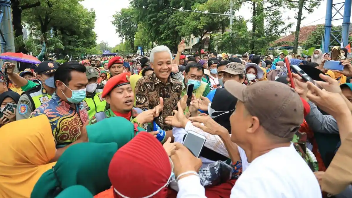Ganjar Pranowo Pilih Jalan Kaki Usai Hadiri Muktamar Muhammadiyah di Solo
