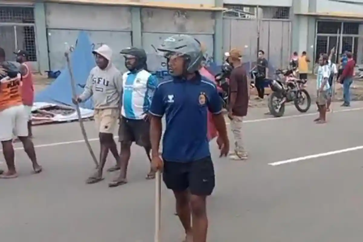 UPDATE Massa Pedemo Tolak Konser DMP Adu Jotos dengan Panitia di Stadion Bawela Sorong