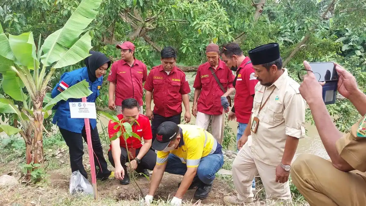 CCEP Indonesia bersama LPM dan Karang Taruna Lakukan Penanaman 200 Pohon di Bantaran Sungai Deli