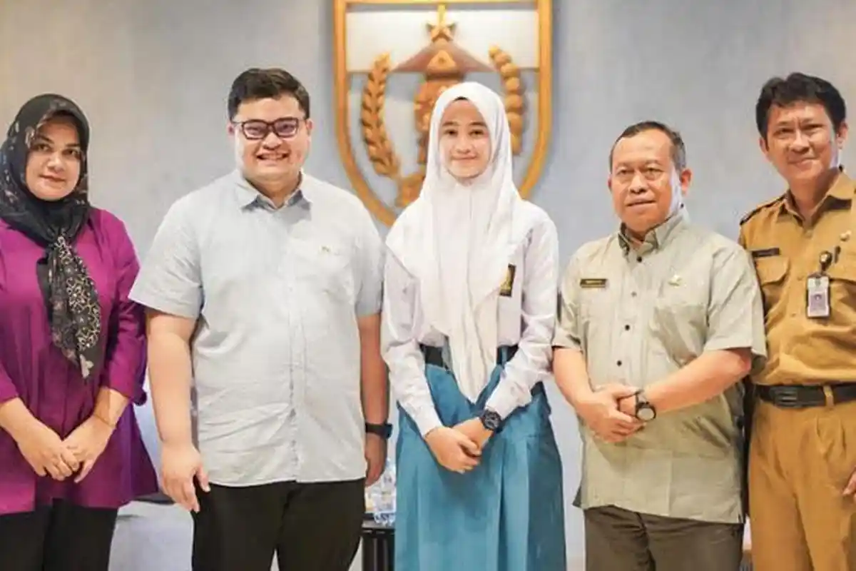 Mas Dhito Beri Hadiah Siswi SMA Negeri 2 Pare Kediri yang Terpilih Jadi Calon Paskibraka Nasional