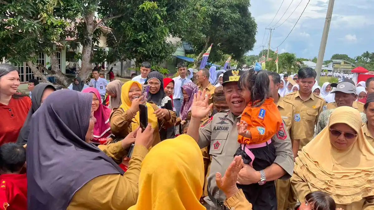 Gubernur Hidayat Arsani ke Pulau Pongok, Naik Helikopter dan Dengar Keluhan Warga