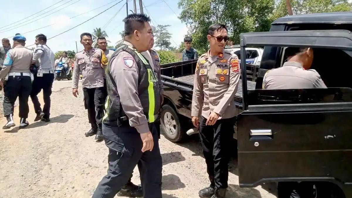 Mobil Curian Ditinggal Setelah Diblokade Polisi di Lampung Tengah