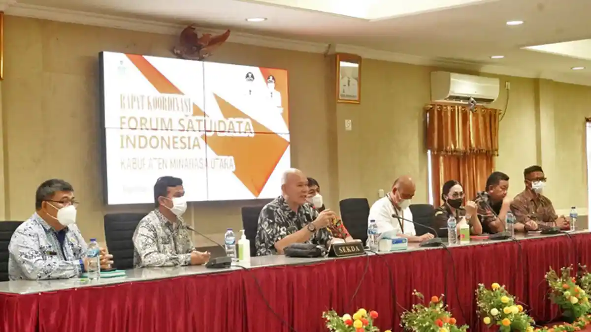Pj Sekda Minut Sulawesi Utara Rivino Dondokambey Buka Rapat Forum Satu Data Indonesia
