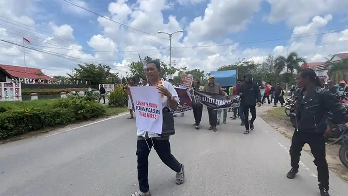 MASYARAKAT Sambas Bergerak! Geruduk Kantor DPRD Suarakan Copot Kepala Dinas Pendidikan Sambas