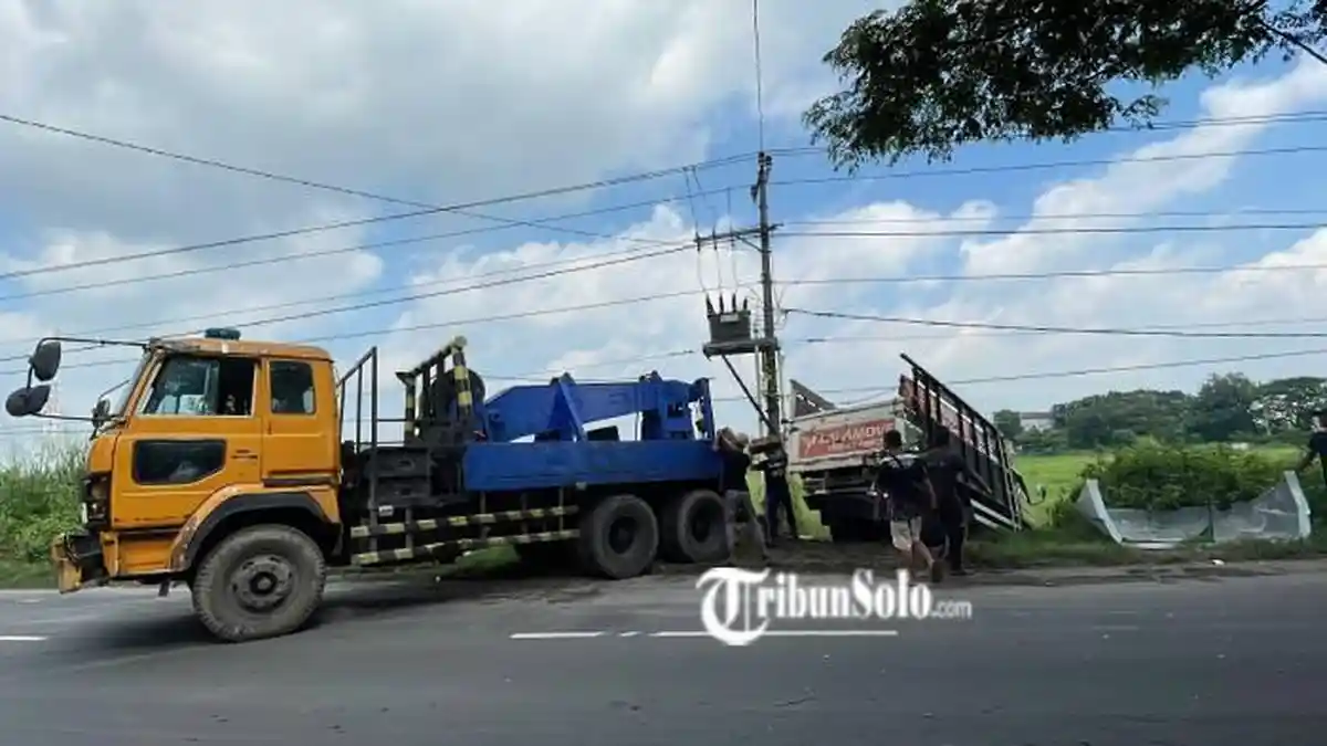 Kecelakaan di Baki Sukoharjo, Truk Box Ringsek Usai Tabrak Truk Pasir
